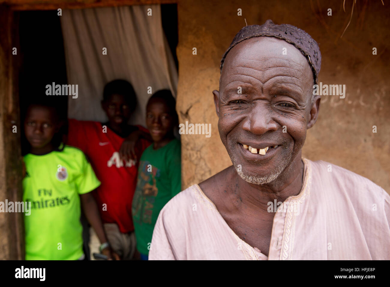 Gbderedou Baranama, Guinea, 2. Mai 2015; Schmied Namory Camara, 80, 2 Frauen, 12 Kinder, außerhalb seines Hauses. Stockfoto