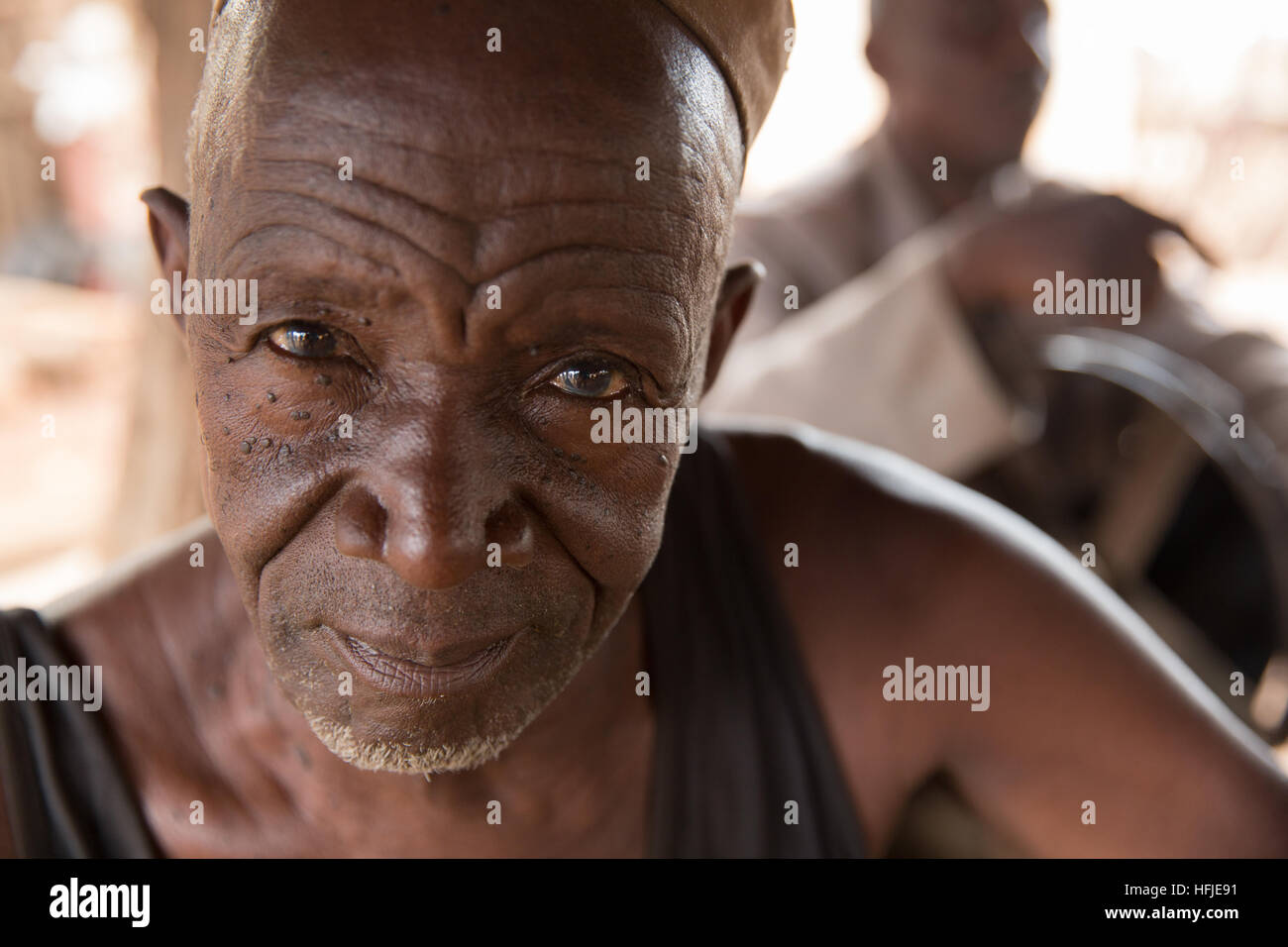 Gbderedou Baranama, Guinea, 2. Mai 2015; Schmied Namory Camara, 80, 2 Frauen, 12 Kinder, außerhalb seines Hauses. Stockfoto