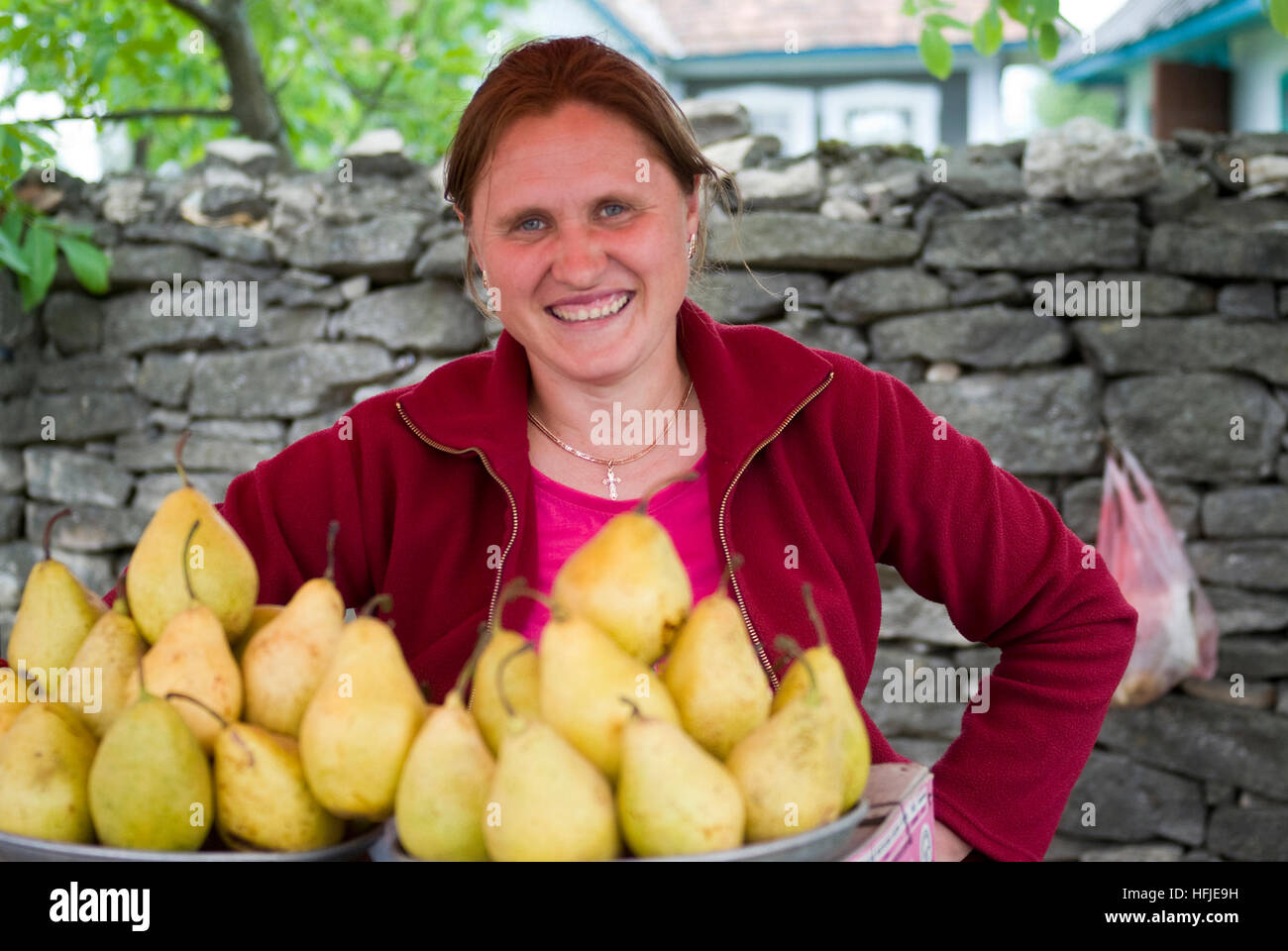 Lokale Frau verkaufen frisches Obst zum Straßenrand, Czernowitz Provinz, Westukraine Stockfoto