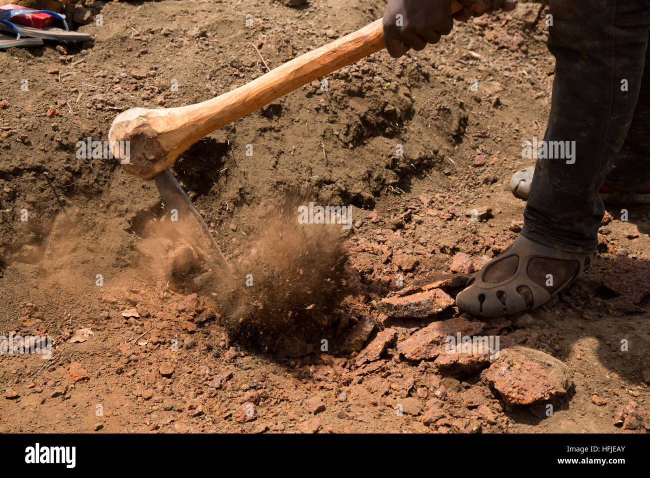 Sanana Goldmine, Guinea, 2. Mai 2015; Bergleute graben ihre Grundstücke in der trockenen Jahreszeit Wärme. Stockfoto