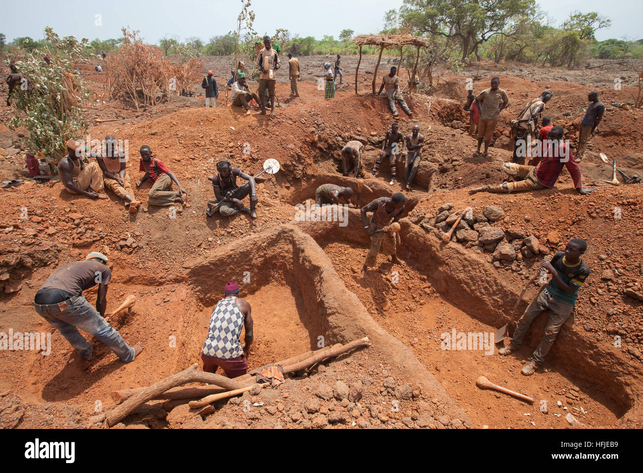 Sanana Goldmine, Guinea, 2. Mai 2015; Bergleute graben ihre Grundstücke in der trockenen Jahreszeit Wärme. Stockfoto