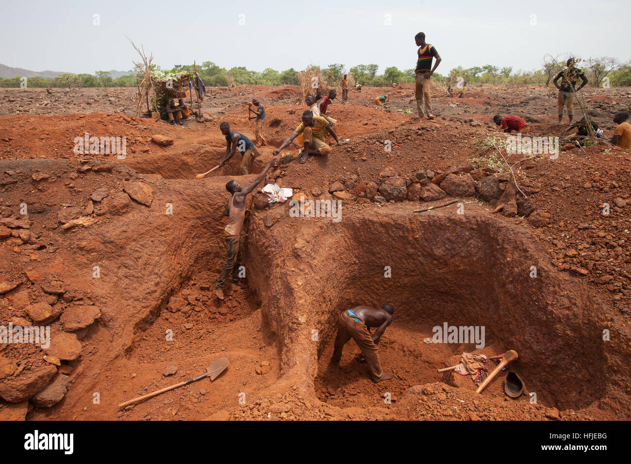 Sanana Goldmine, Guinea, 2. Mai 2015; Bergleute graben ihre Grundstücke in der trockenen Jahreszeit Wärme. Stockfoto