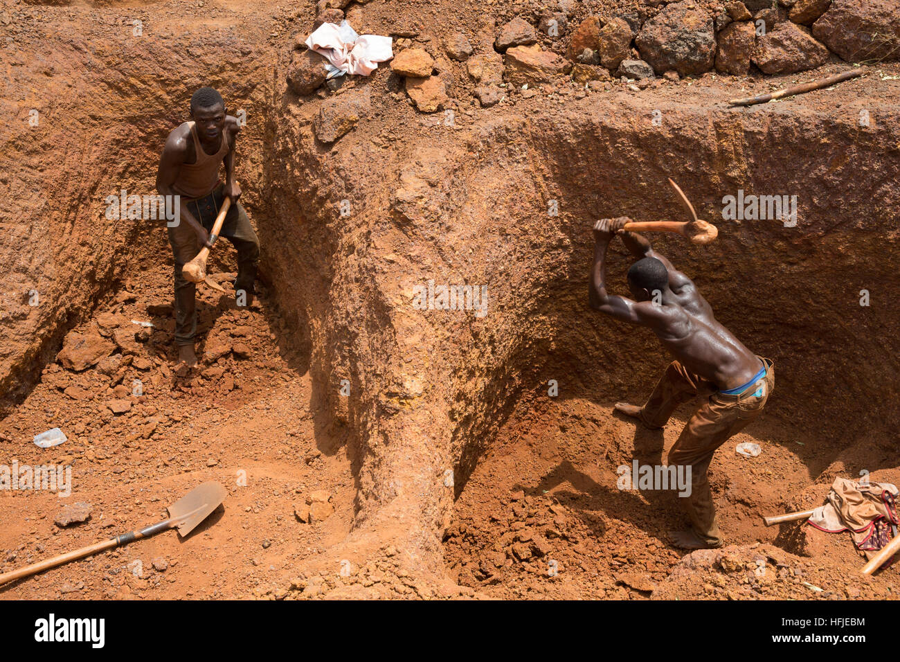 Sanana Goldmine, Guinea, 2. Mai 2015; Bergleute graben ihre Grundstücke in der trockenen Jahreszeit Wärme. Stockfoto