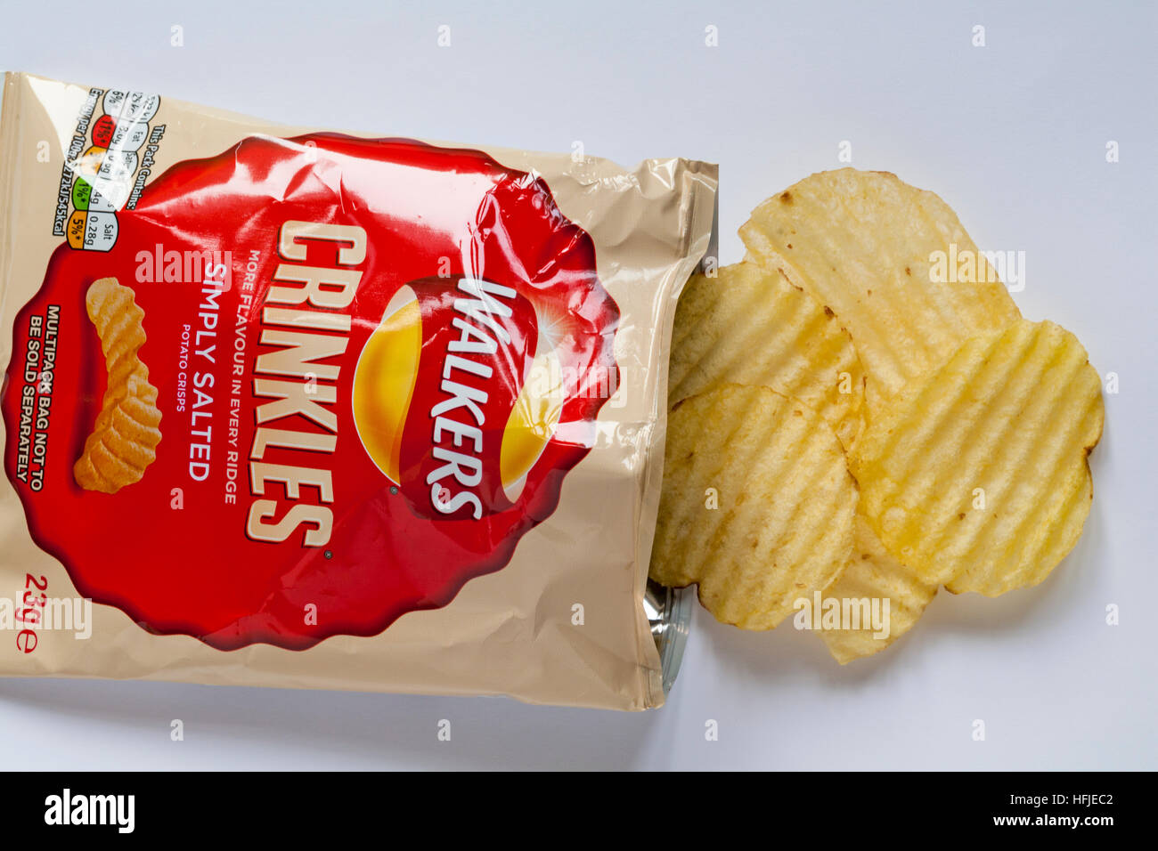 Paket von Wanderer Sehqualität gesalzen einfach Kartoffelchips, mehr Geschmack in jeder Grat geöffnet, um Inhalte auf weißem Hintergrund zeigen Stockfoto