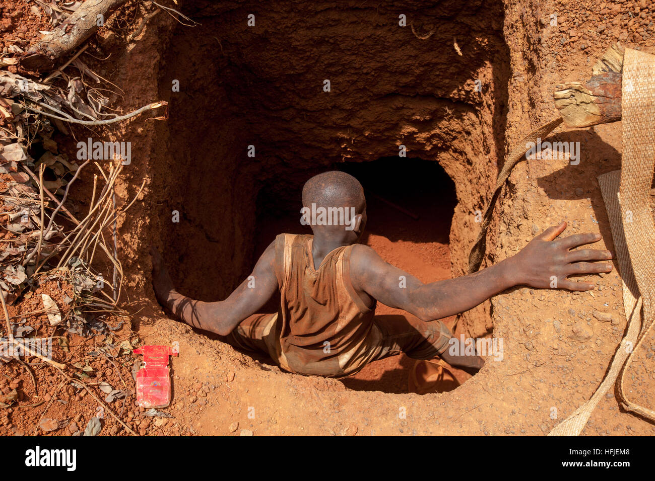 Sanana Mine, Guinea, 2. Mai 2015; Mamady Conde, 11, Eingabe Famoroba Camaras Mine. Mamady ist im Urlaub von Koranschule. Stockfoto