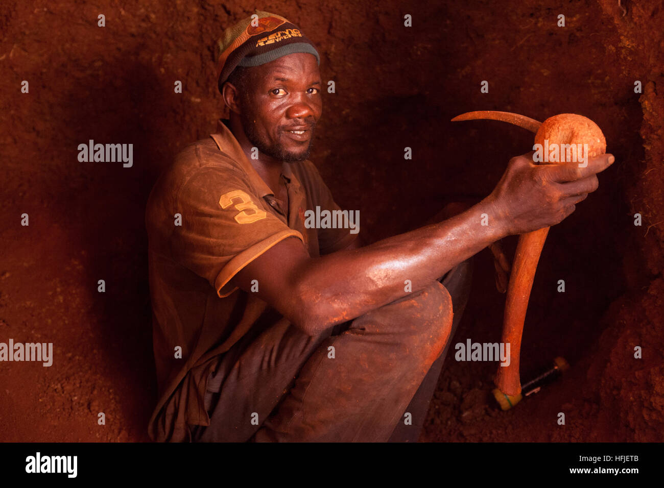 Sanana Goldmine, Guinea, 2. Mai 2015; Famoroba Camara, 40, hat zwei Frauen und acht Kinder. Wurde der Bergbau seit er 10 war. Stockfoto