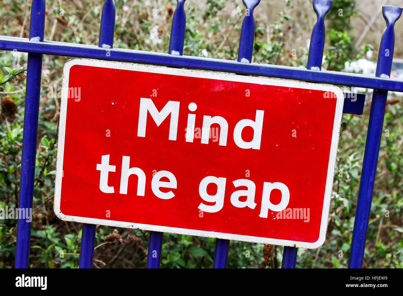 Eine rote Warnung Schild "Mind the Gap" Stockfoto