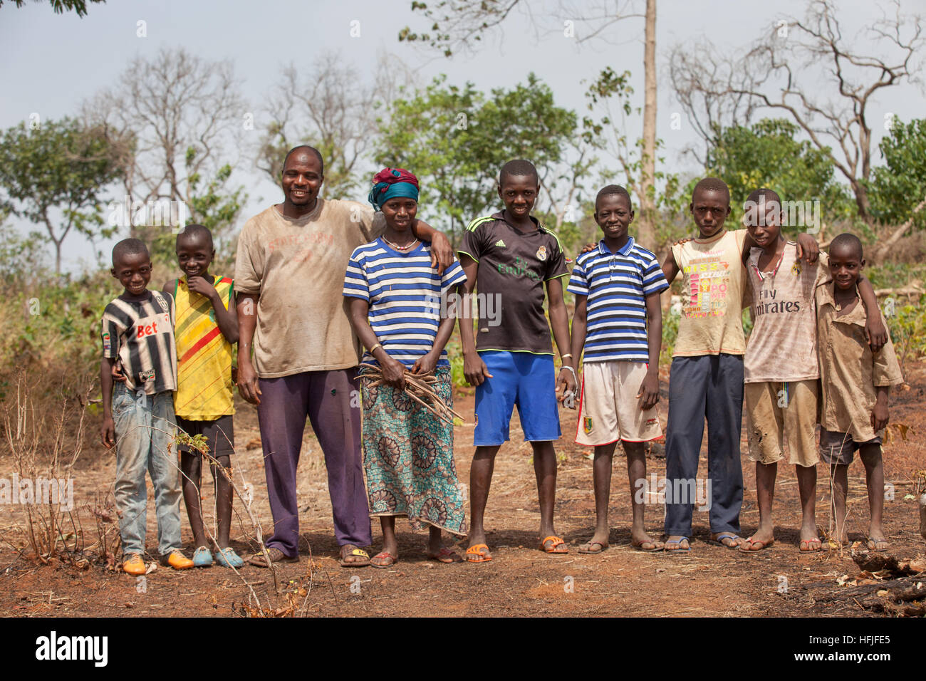 Koumban Dorf, Guinea, 2. Mai 2015; Talama Sékou Condé, 48, mit 3 Frauen und 12 Kinder verheiratet, mit seiner zweiten Frau Mariama Condé, 35. Stockfoto