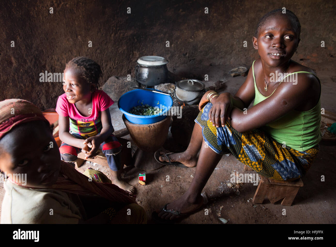 Koumban Village, Guinea, Mai 2015; Makany Traoré, 23, verheiratet, 3 Kinder ist Lafidi, traditionelles Essen kochen. Stockfoto