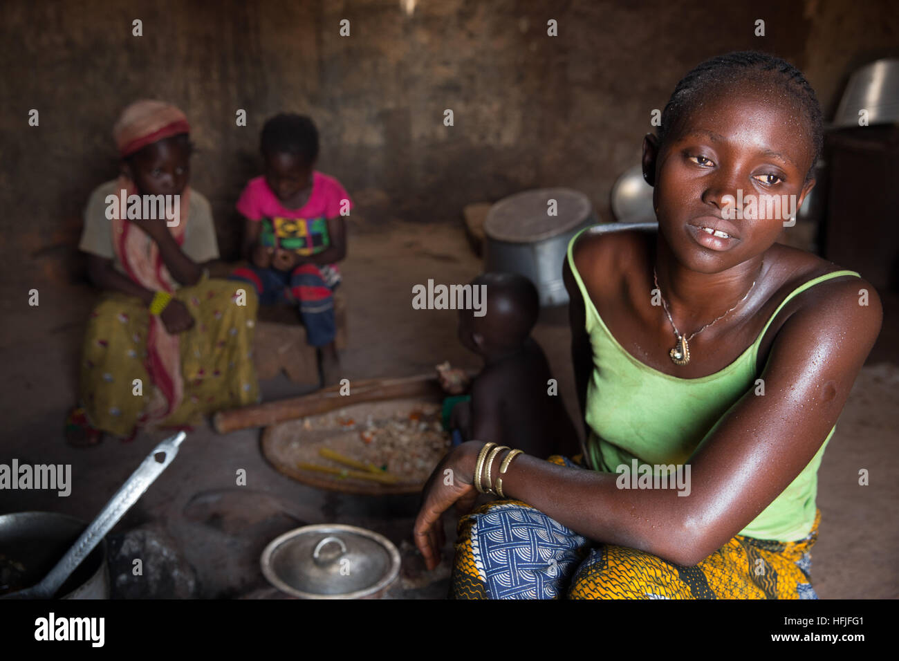 Koumban Village, Guinea, Mai 2015; Makany Traoré, 23, verheiratet, 3 Kinder ist Lafidi, traditionelles Essen kochen. Stockfoto