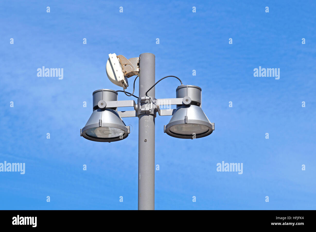 Nahaufnahme von einem modernen weißen metallischen Straße Laternenpfahl mit fünf Laternen gegen klaren blauen Himmel. Textfreiraum Stockfoto