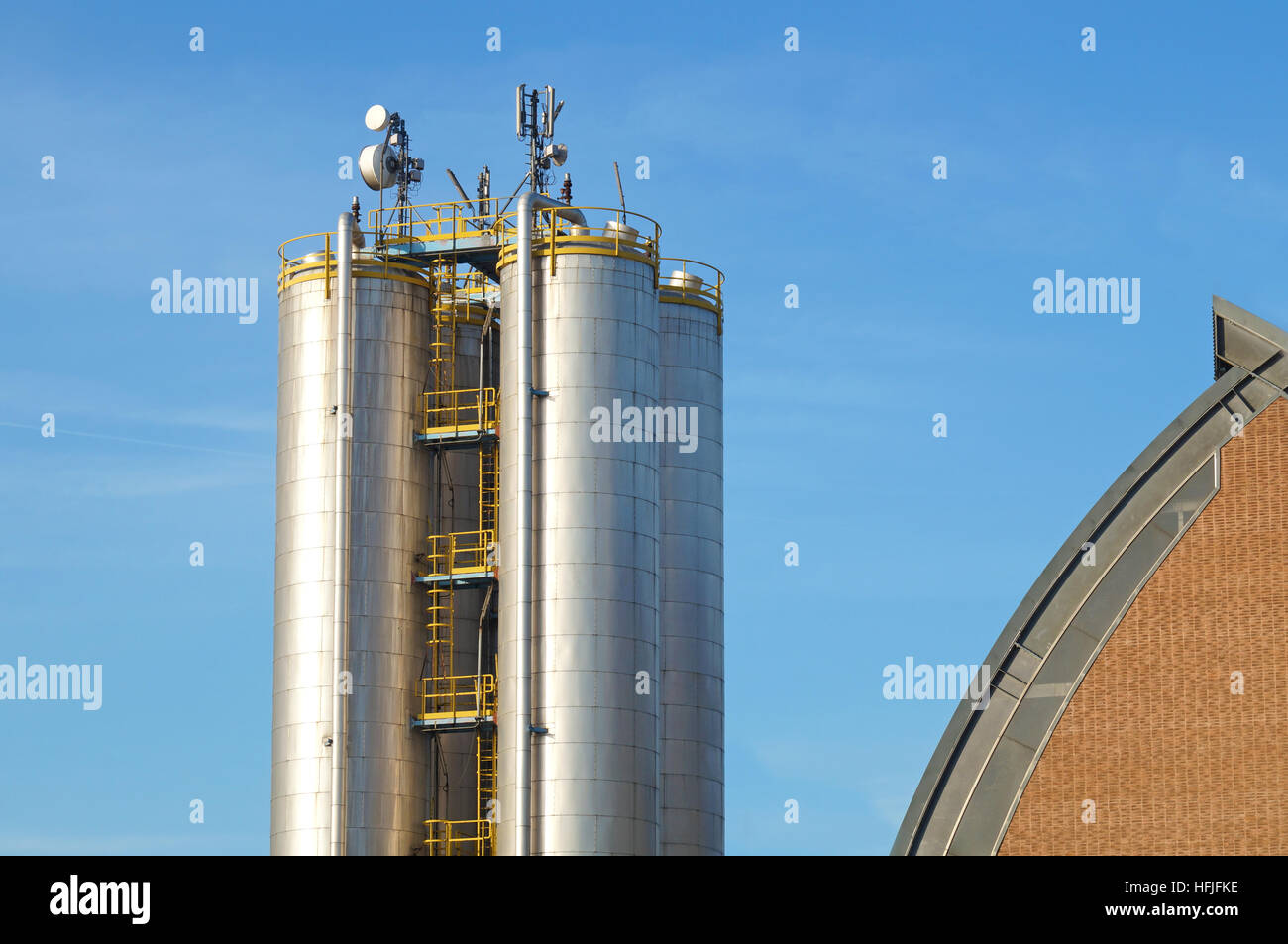 Industrielle Silos für die chemische Produktion von rostfreiem Stahl Stockfoto