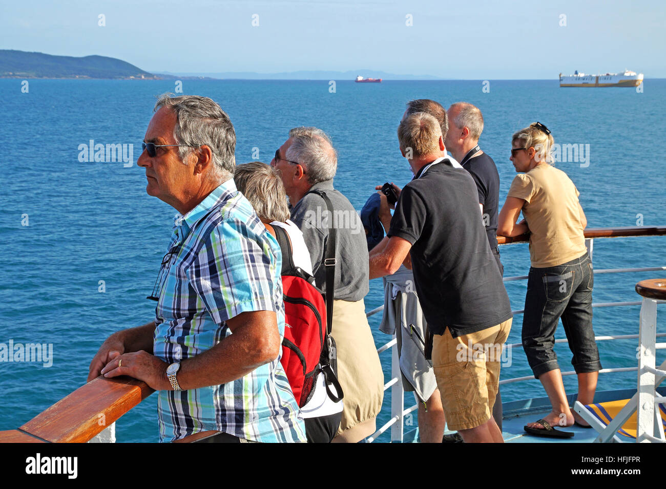 BARCELONA - 2. Juni 2016: eine Gruppe von Menschen beobachten die Skyline vom Boot Ankunft im Hafen Stockfoto