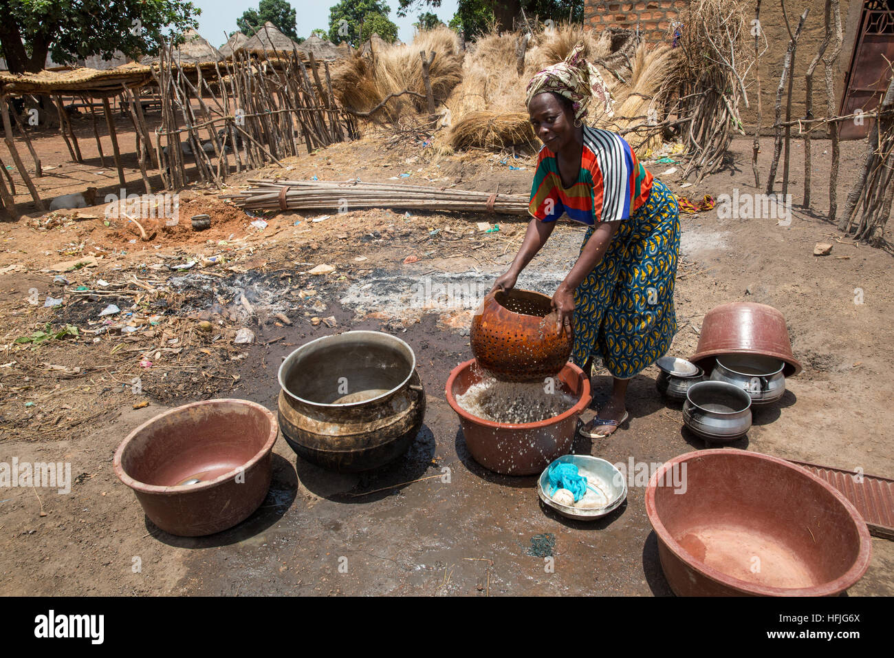 Koumban Village, Guinea, 2. Mai 2015; Dieser Bereich ist über die vorgeschlagene Höhe der Fomi Damm und übernimmt in Vertriebene. Saran Condé cooki Stockfoto