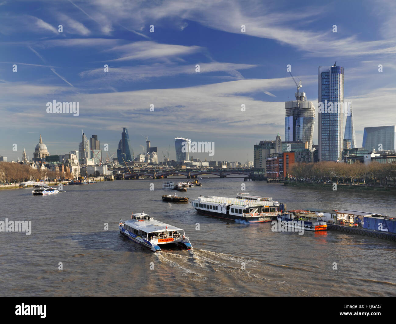 Stadt von London Saint Paul & Themse von Waterloo Bridge mit RB 1 Thames Clipper Pendler Boote Navigation up und downstream-London-UK Stockfoto