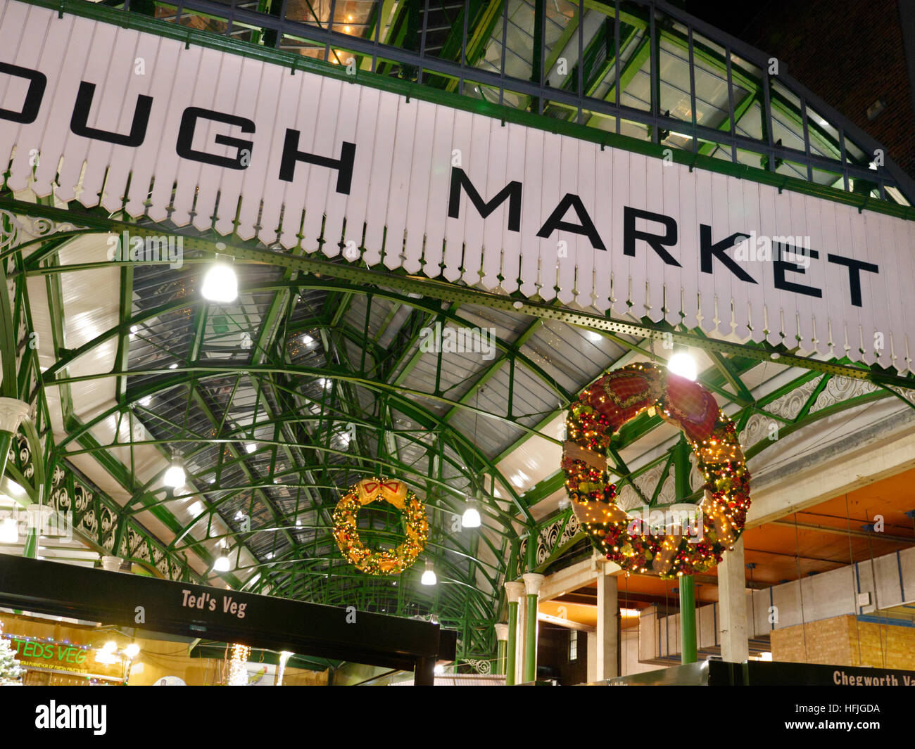 Borough Market Fassade beleuchtet in der Nacht mit Weihnachtskränze Southwark London Stockfoto