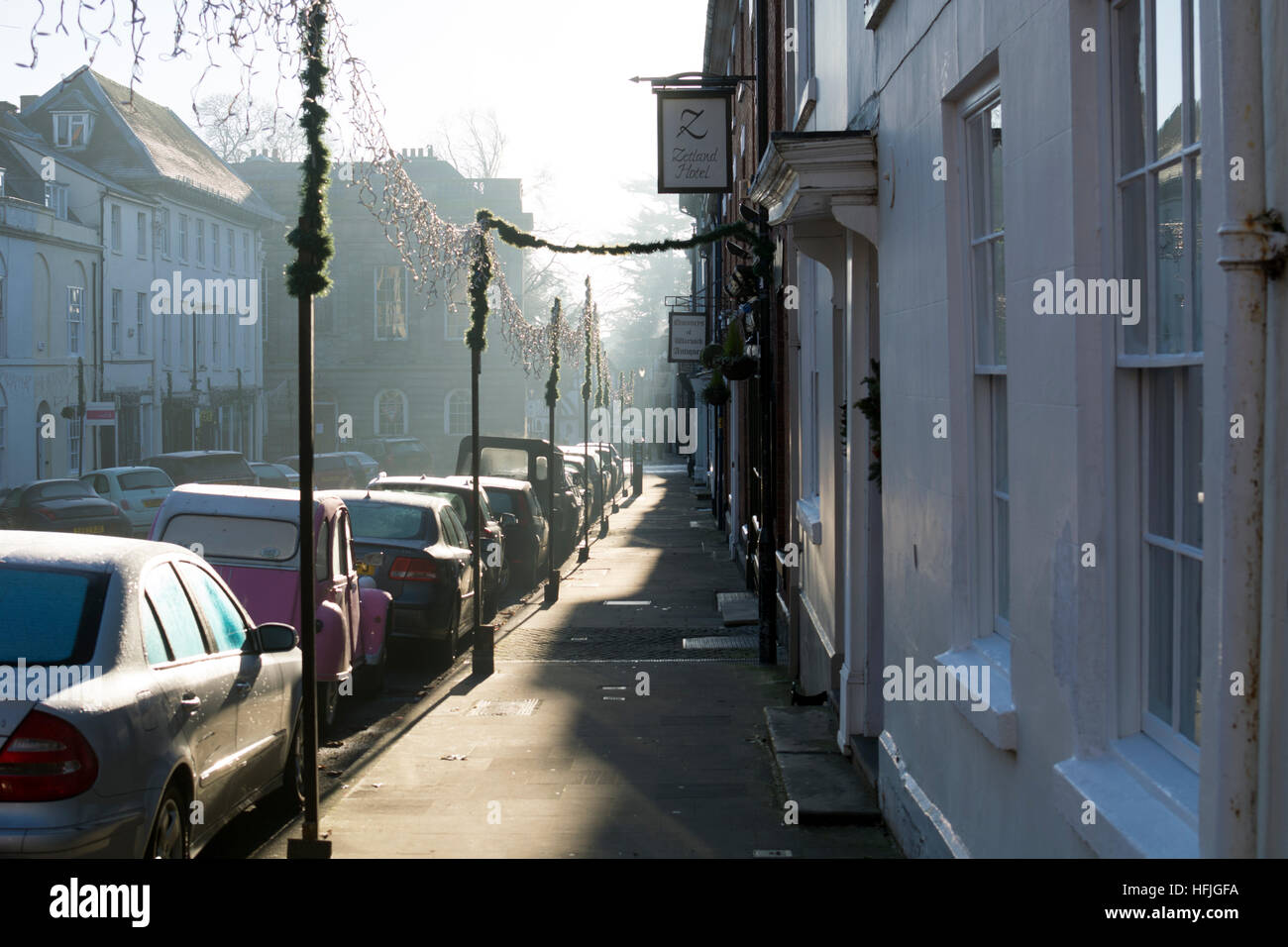 Winter-Sonne in Kirche-Straße, Warwick, Warwickshire, England, UK Stockfoto