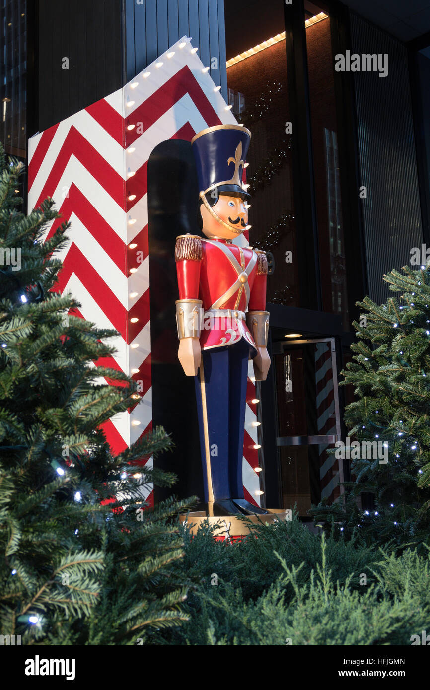 Riesiges Spielzeug Soldat Urlaub Anzeige in New York City, USA Stockfoto