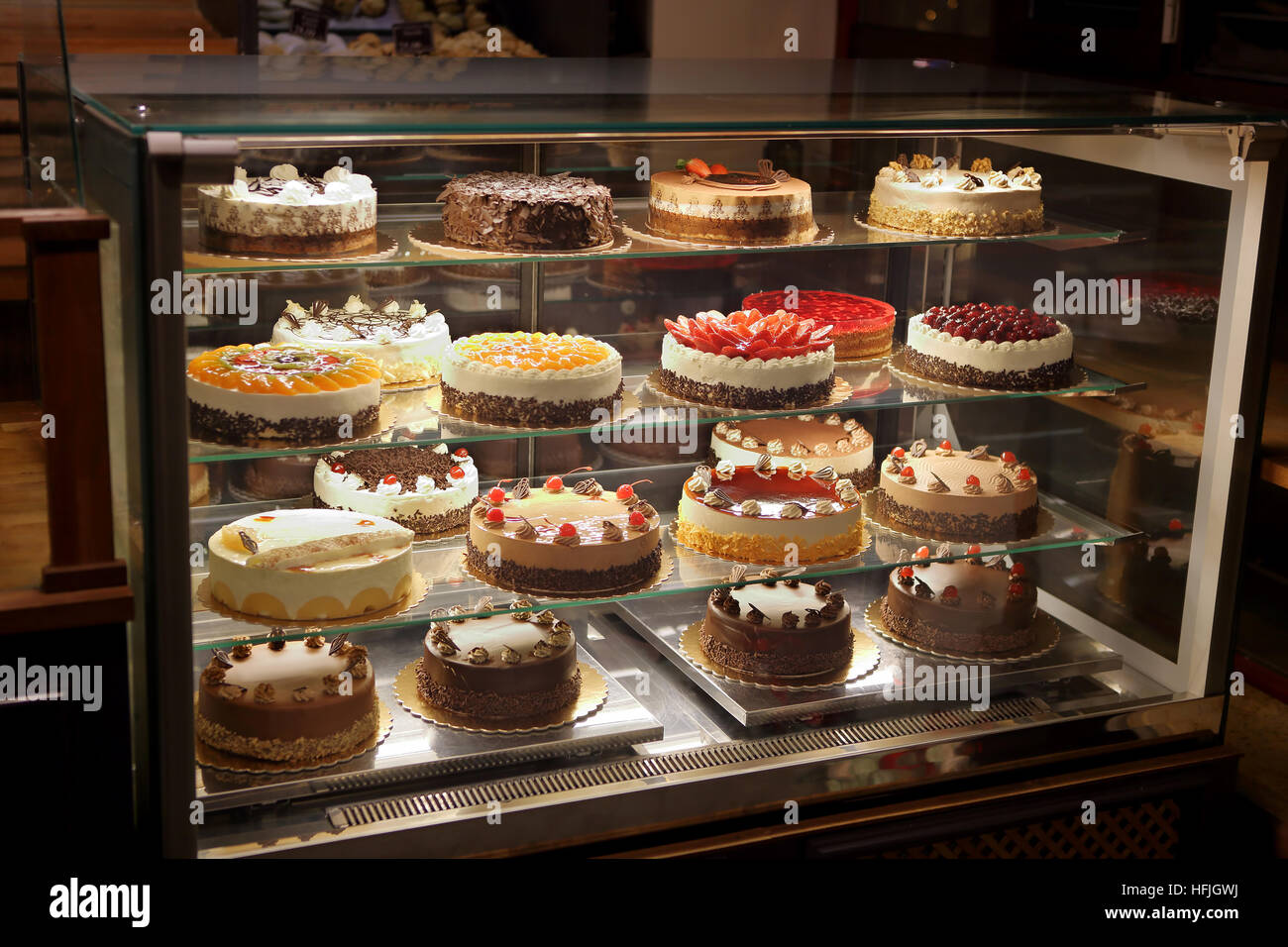 Verschiedene Arten von Kuchen im Glas Pastry Shop anzeigen Stockfoto