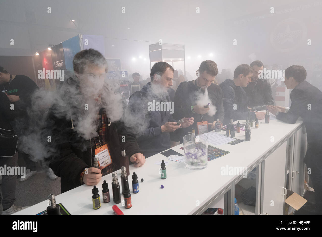 Menschen besuchen Vapexpo Moskau 2016 Messe Stockfoto