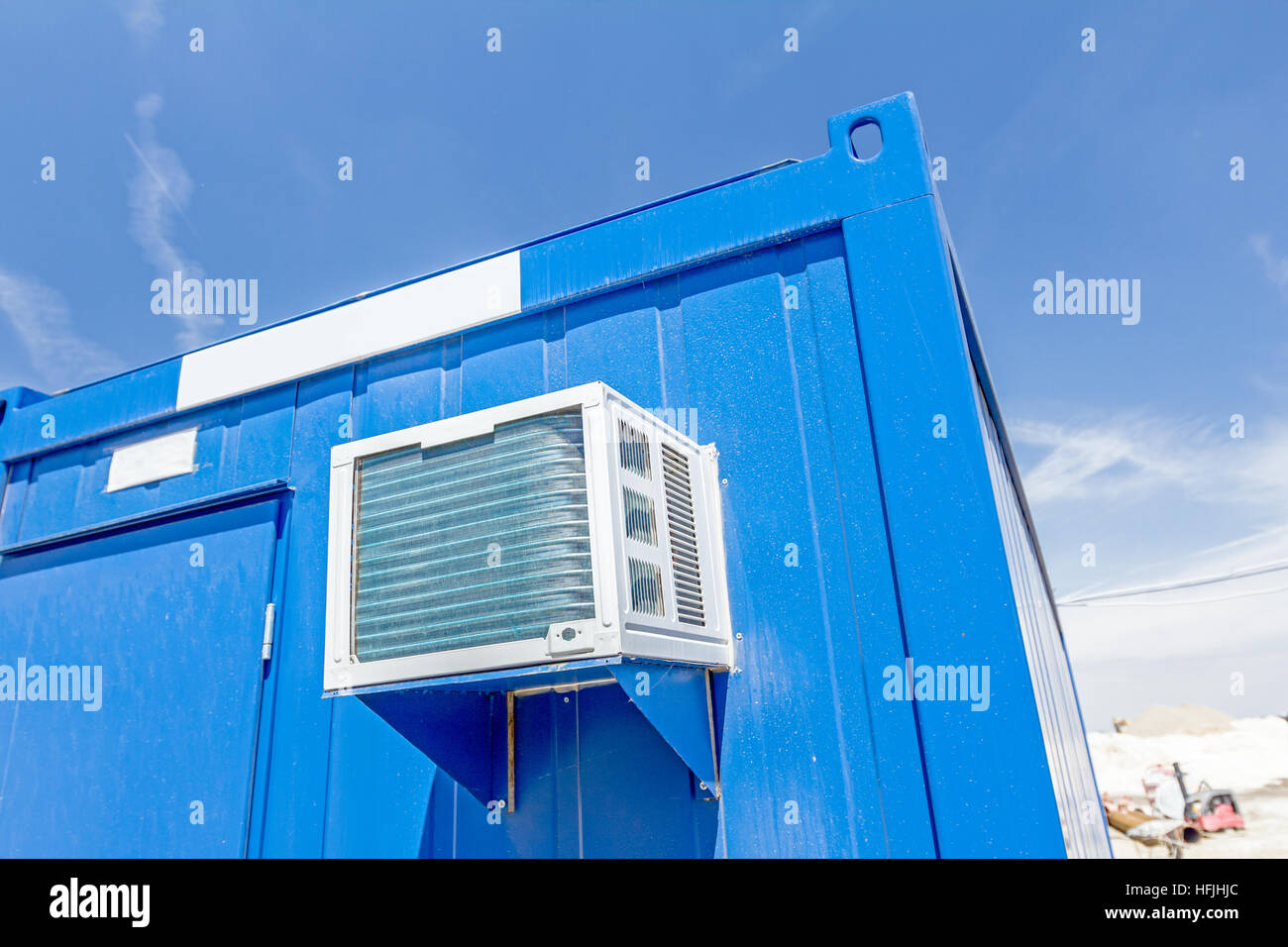 Außengerät, Kompressor der Klimaanlage befindet sich auf Container-Büro  Stockfotografie - Alamy