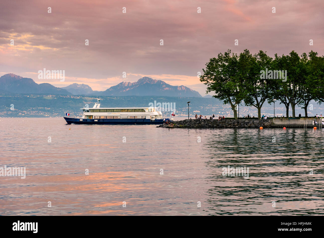 Sonnenuntergang über den Genfer See im Hafen von Ouchy, Lausanne, Vaud, Schweiz Stockfoto