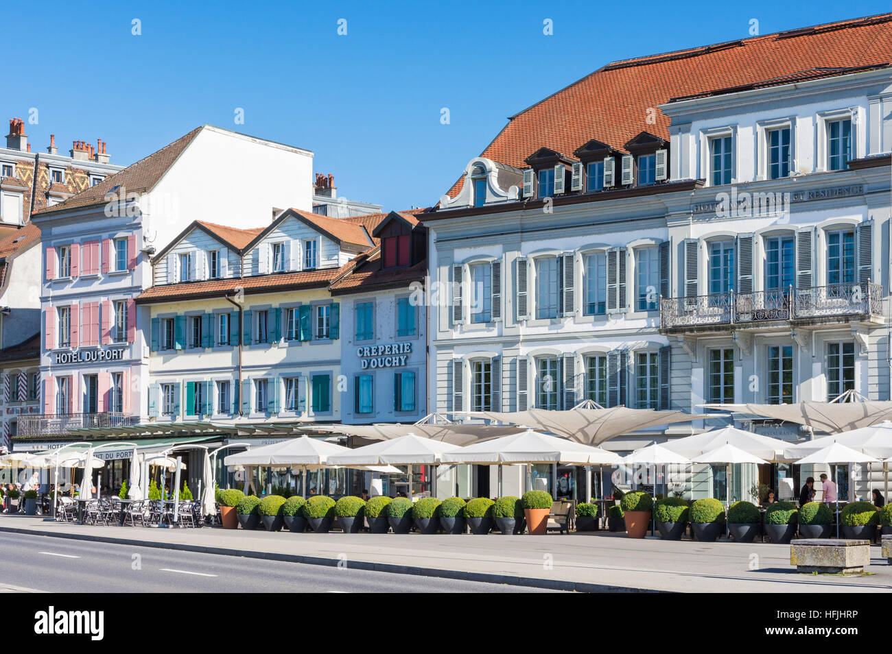 Gebäude entlang Place du Port in Ouchy, Lausanne, Vaud, Schweiz Stockfoto