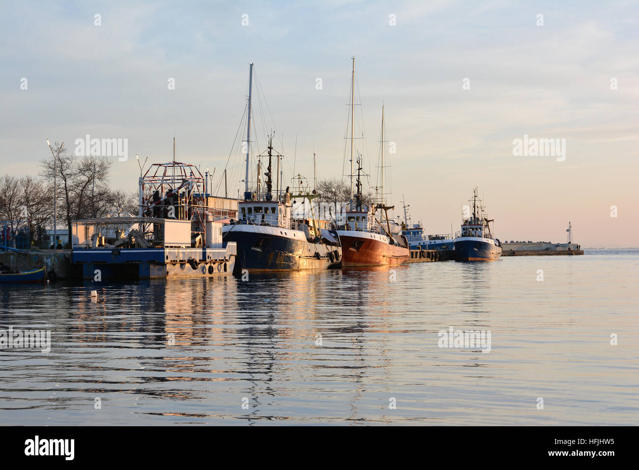 Alte rostige trawler -Fotos und -Bildmaterial in hoher Auflösung – Alamy