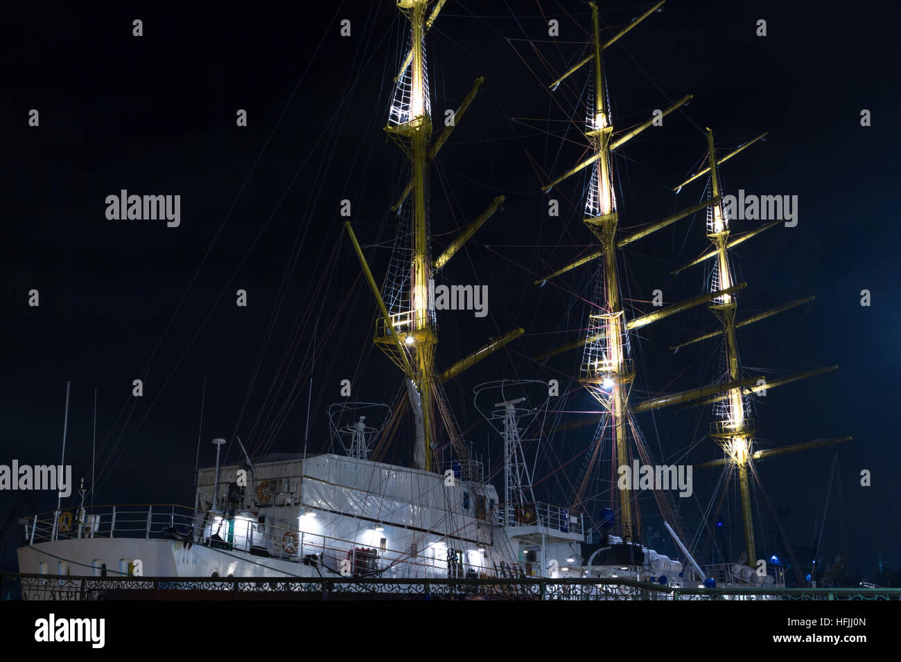 Segelschiff in der Nacht in Sewastopol Stockfoto