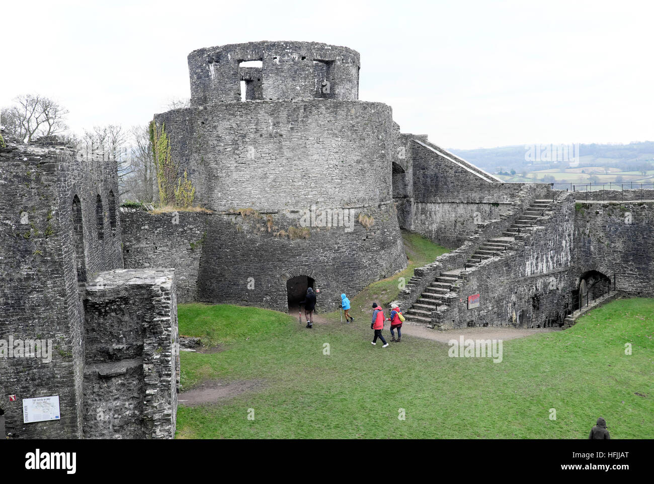 Besucher Dinefwr Schloss im Winter, Llandeilo Carmarthenshire Wales UK KATHY DEWITT Stockfoto