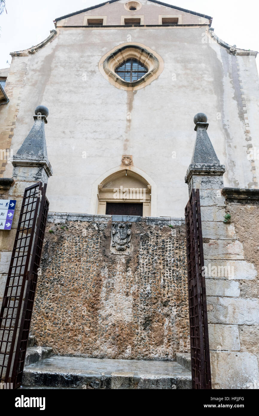 Blick auf Puerto Pollensa in Balearische Inseln, Spanien, alten gepflasterten Straßen und traditionelle Architektur Stockfoto