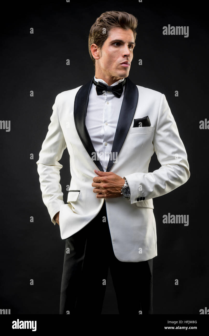 Abend, Elegant und gut aussehender Mann in gekleidet Smoking für Silvester  oder party Stockfotografie - Alamy