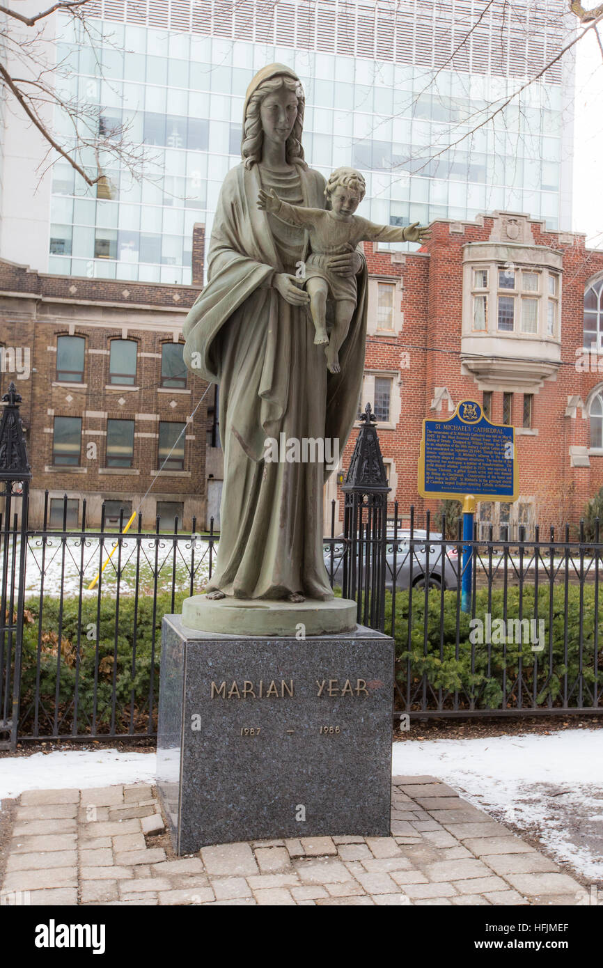 Marian Statue St. Michael Kirche Toronto Stockfoto