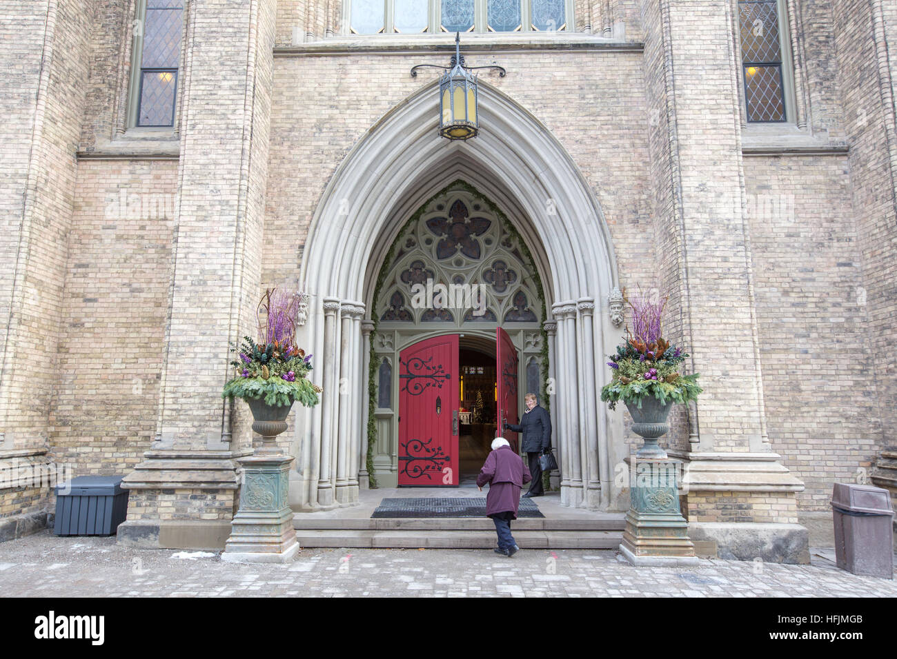 alte Menschen, die Kirche zu besuchen Stockfoto