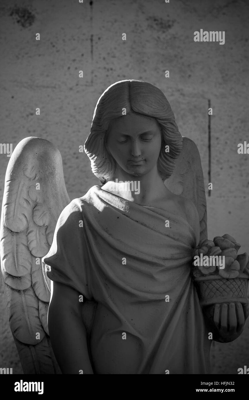 Friedhof, Details der Kreuze und Gräber mit Skulpturen von Jesus Christus und Engel in Spanien Stockfoto