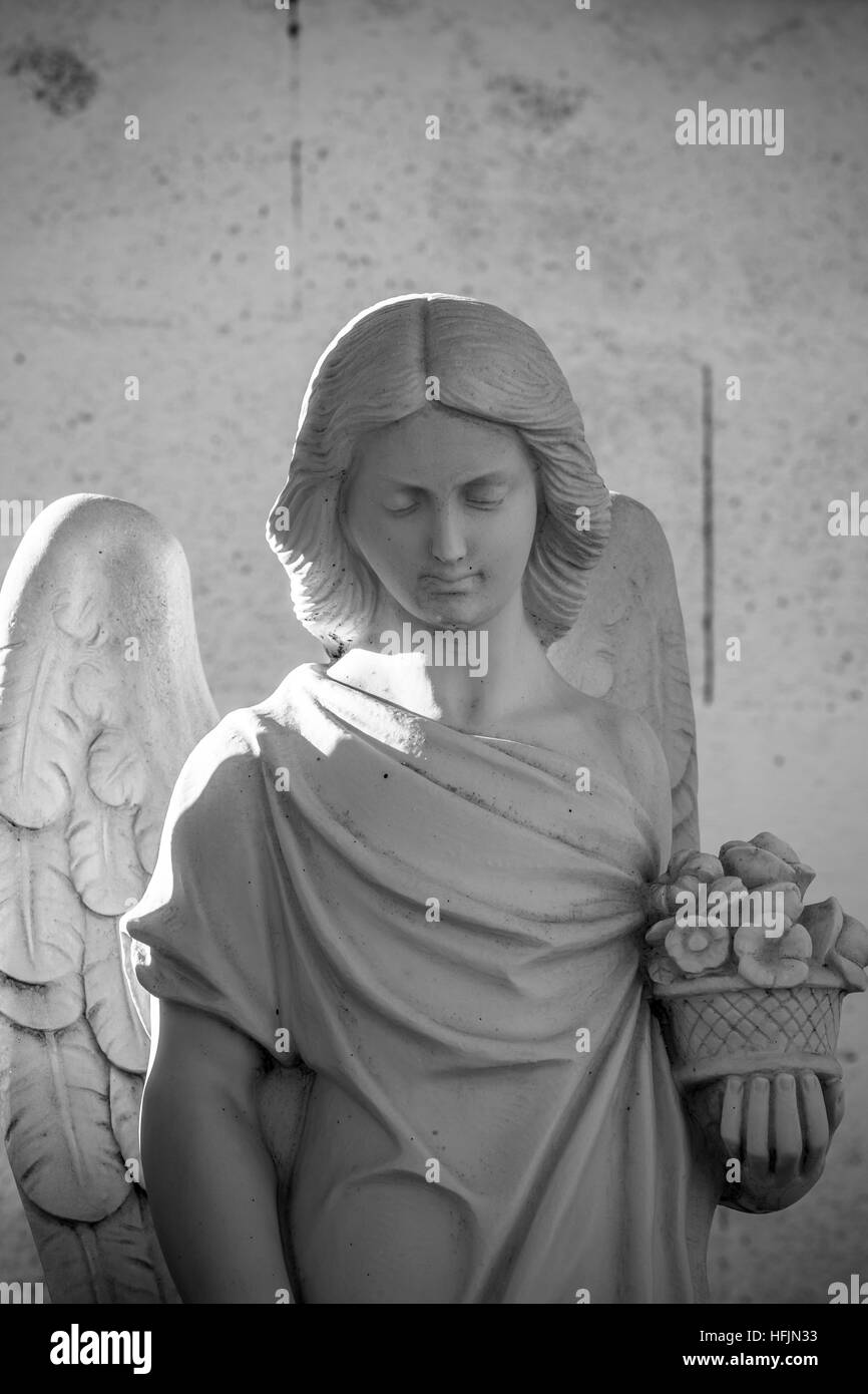 Friedhof, Details der Kreuze und Gräber mit Skulpturen von Jesus Christus und Engel in Spanien Stockfoto