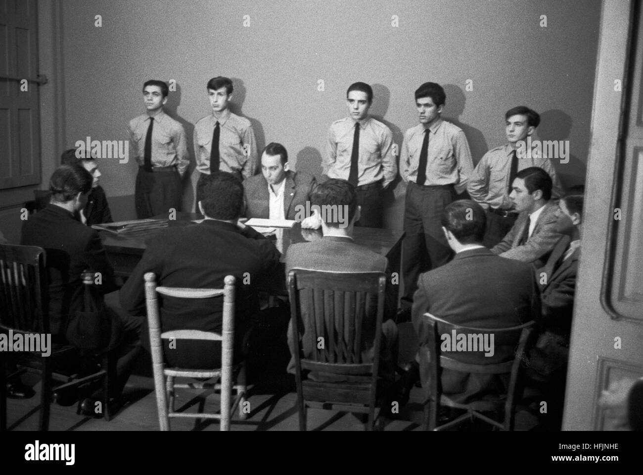 Ein Treffen der der Haft mit einem Kontingent in Neo-Nazi-Uniformen. Stockfoto