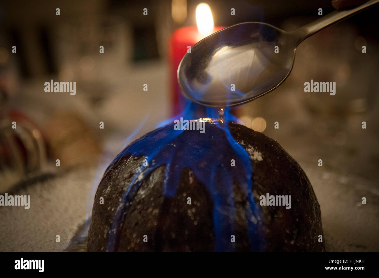 Christmas Pudding Mit Schnaps Brennt Darauf Stockfoto Bild