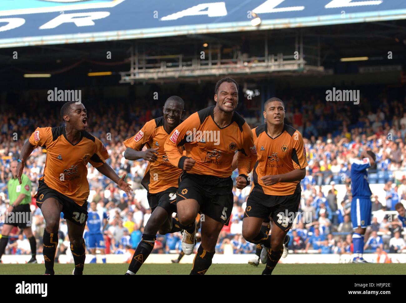 Fußballer Joleon Lescott feiert nach ein Tor für die Wölfe FC gegen Cardiff 2005 Stockfoto