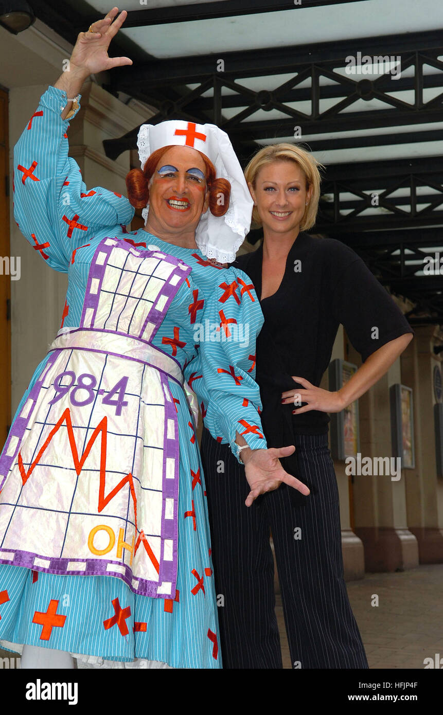 Panto 'Dame' Black Country Komiker Don McLean mit Faye Tozer außerhalb der Grand Theater 2006 Stockfoto