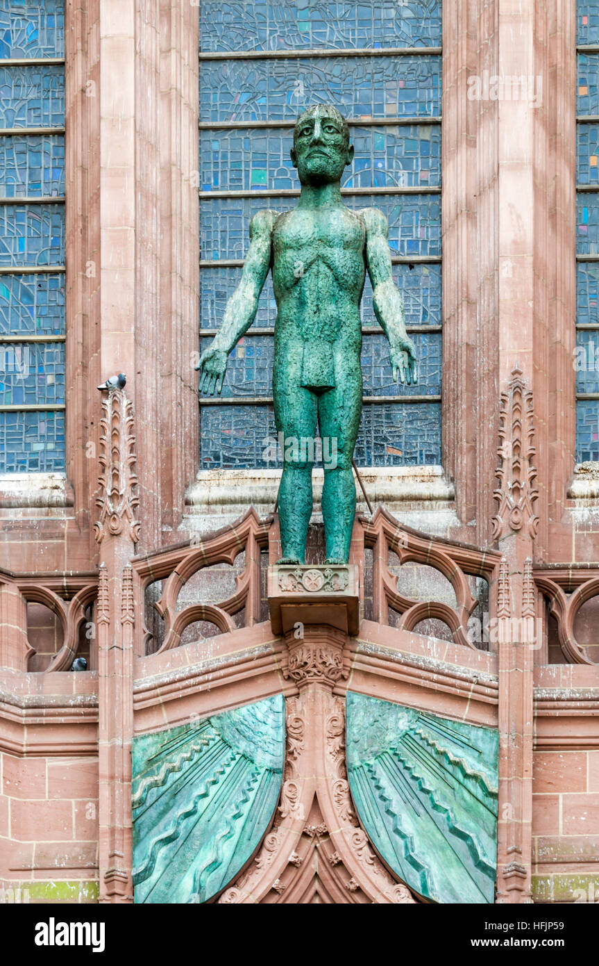 Der einladende Christus von Elisabeth Frink über dem West-Tor der anglikanischen Liverpool Kathedrale. Bronze. 1993. Stockfoto