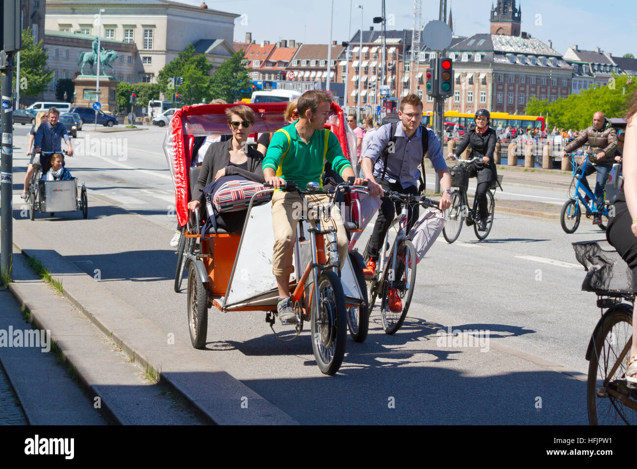 Eine enge Anruf auf belebten Radweg am Børsgade im Zentrum von Kopenhagen. Fahrrad-Taxis und Lastenräder nehmen eine Menge Platz. Dänemark. Radfahrer und Radfahrer. Stockfoto