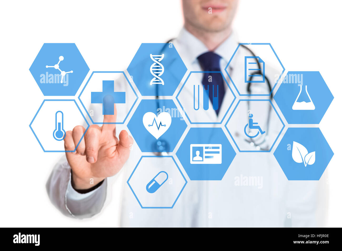 Arzt berühren virtuelle Schnittstelle" des Gesundheitswesens Anwendung, Konzept über Gesundheit Technologie, auf weißem Hintergrund Stockfoto