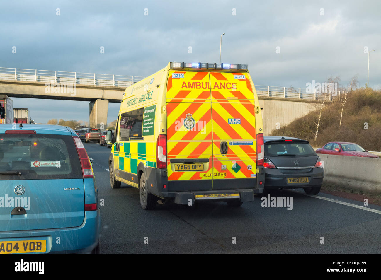 Krankenwagen fahren Durchgangsverkehr stark frequentierten Autobahn - A1 Richtung Norden, England, UK Stockfoto