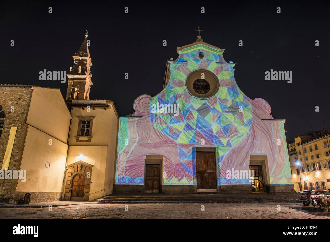 Florenz, Toskana. Die Kirche Santo Spirito beleuchtet durch die magische Lichter und Farben des Ereignisses "Firenze-Licht-Festival" Stockfoto