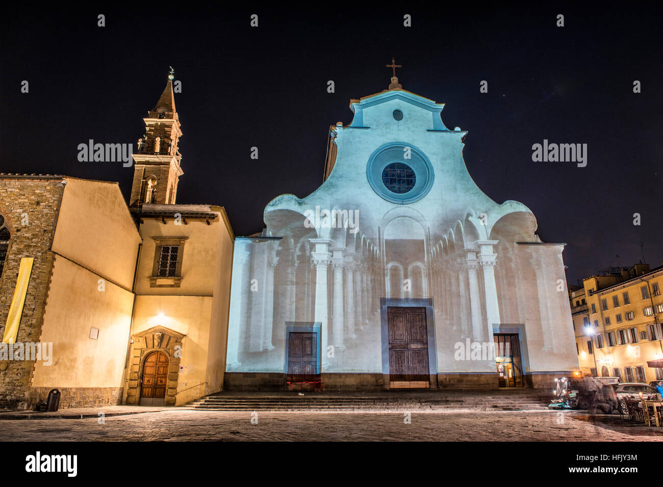 Florenz, Toskana. Die Kirche Santo Spirito beleuchtet durch die magische Lichter und Farben des Ereignisses "Firenze-Licht-Festival" Stockfoto