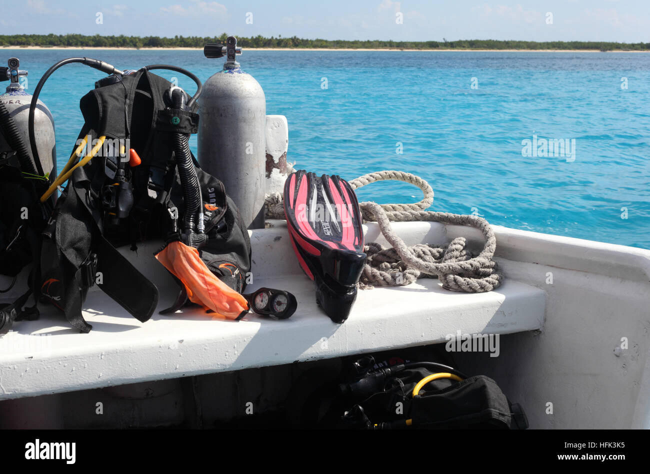 Tauchausrüstung auf einem Boot Stockfoto