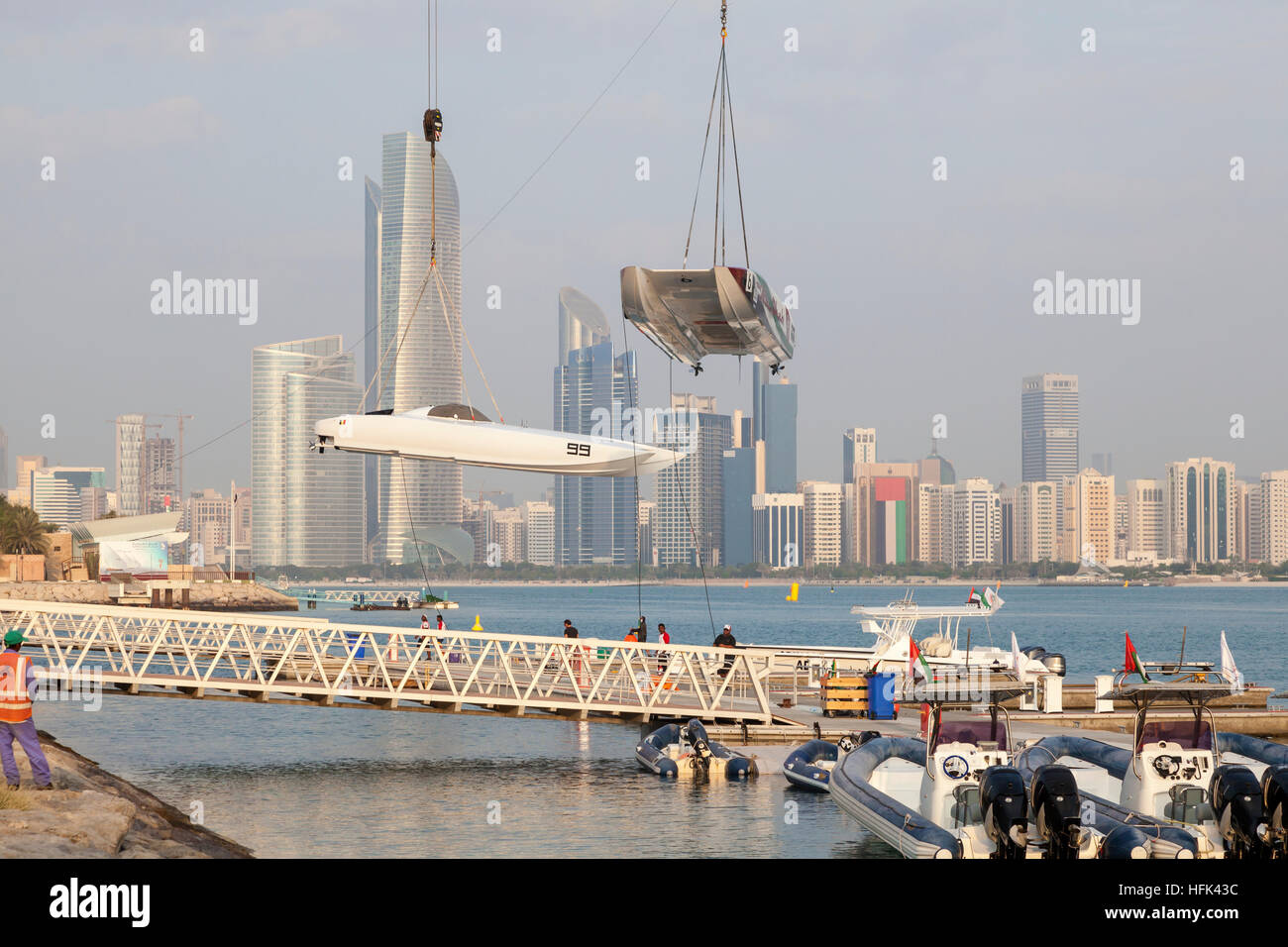 Motorboote, die aus dem Wasser genommen wird, nach einem Rennen in Abu Dhabi Stockfoto