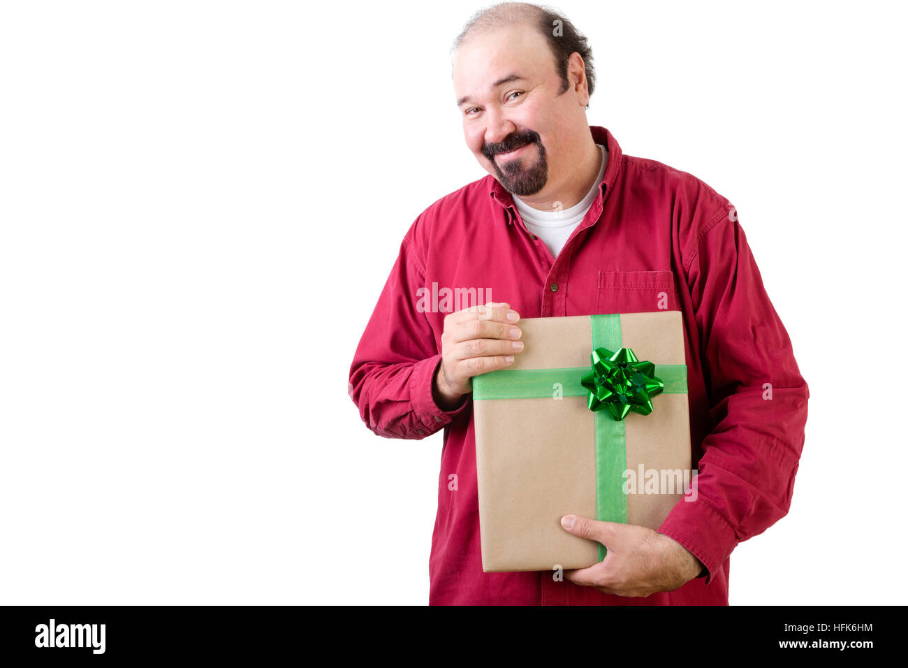 Dankbar, Mann, hält ein großes Geschenk mit ausgefallenen grünen Bogen, die er hat soeben in seinen Händen mit einem glücklichen Lächeln der Freude und Dank, Oberkörper ich Stockfoto
