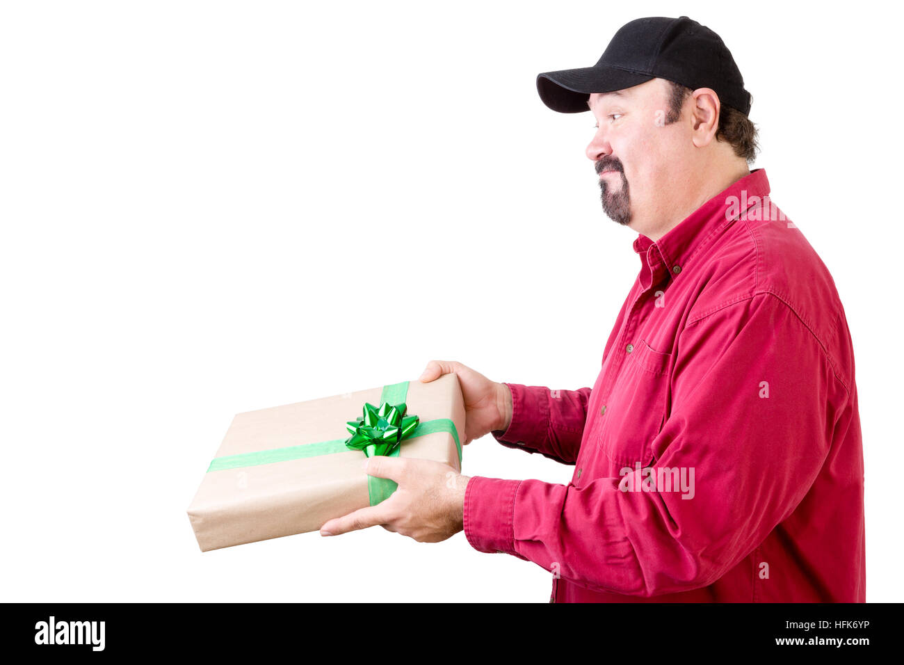 Seitenansicht des fröhlichen bärtigen reifen Mann in rot Langarm-Shirt geben, liefern oder ein Geschenk Stockfoto